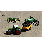 Výhodný XXL set traktoru na dálkové ovládání 1:16, valníku za traktor, obracečky sena a kropicího postřikovače